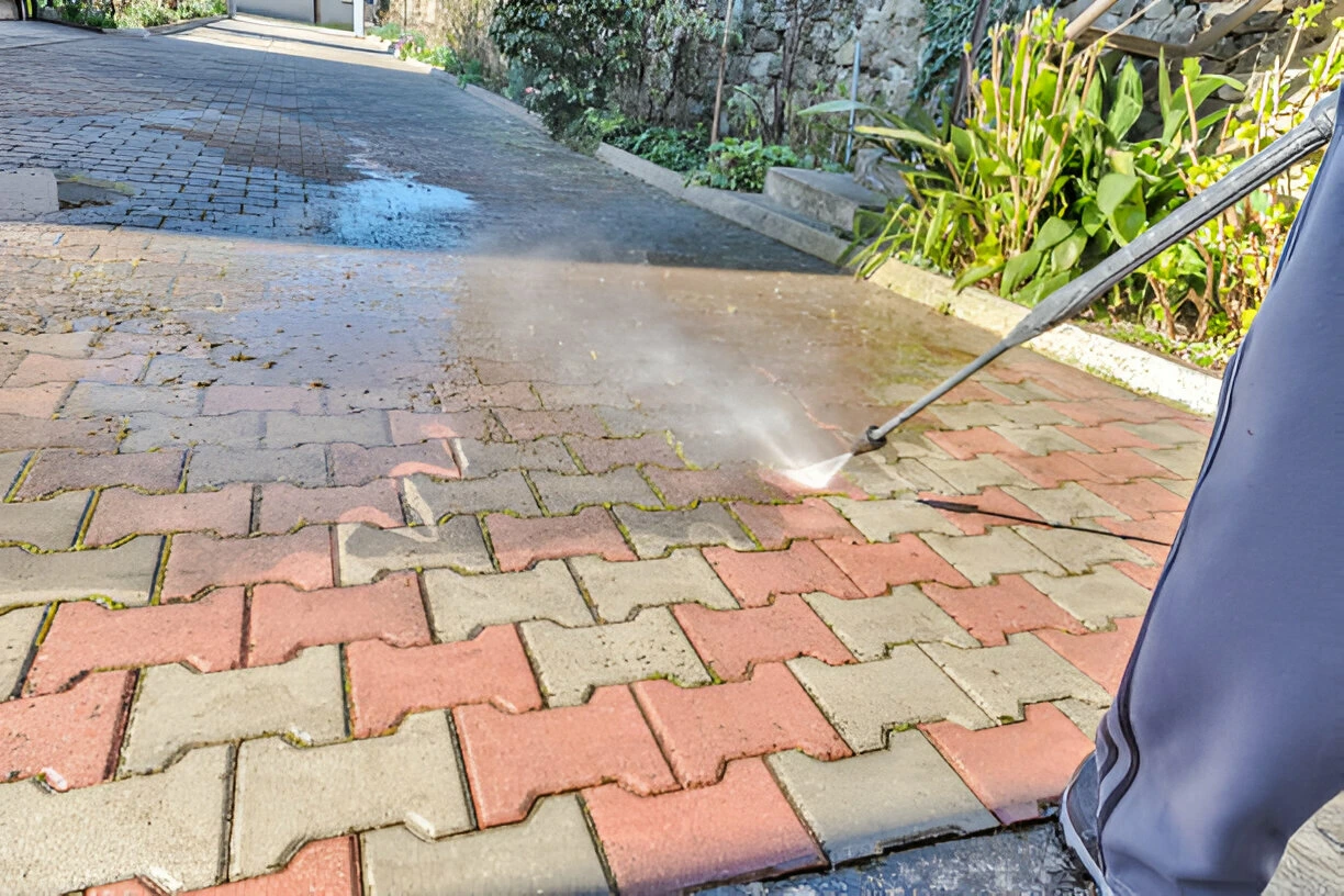 Nettoyage de sols et macadam avec karcher haute pression à Lens, Liévin, Lille, Arras, Douai - AD Nettoyage Pro